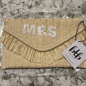 MRS. Clutch. Nude color, straw material.